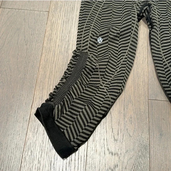 Lululemon In The Flow Crop Woman's Size 4 Seamless Leggings Fatigue Green - Picture 9 of 10